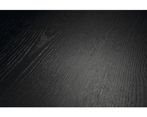 Detailný záber na tmavý drevený povrch s výraznou textúrou a kresbou dreva.