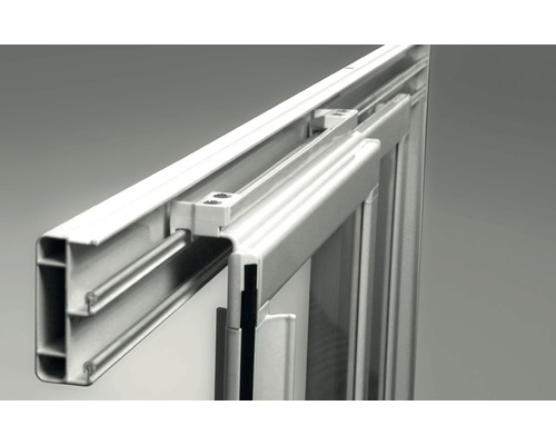 Detailný pohľad na okenný rám s kovaním.