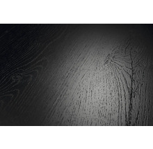 Detailný záber tmavého povrchu podlahy v dekore dreva s výraznou štruktúrou a hrčami.