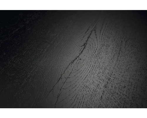 Detailný pohľad na tmavý povrch podlahovej krytiny s textúrou dreva a viditeľným uzlom.