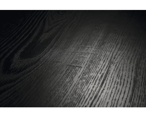 Detailný pohľad na tmavý drevený povrch so štruktúrovanou kresbou na podlahy alebo nábytok.