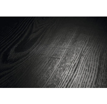 Detailný pohľad na tmavý drevený povrch so štruktúrovanou kresbou na podlahy alebo nábytok.