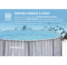 Marimex Logo na bazéne v dekore dreva na snehu. Informácie o úspore vody a peňazí vďaka zazimovaniu nadzemného bazéna.