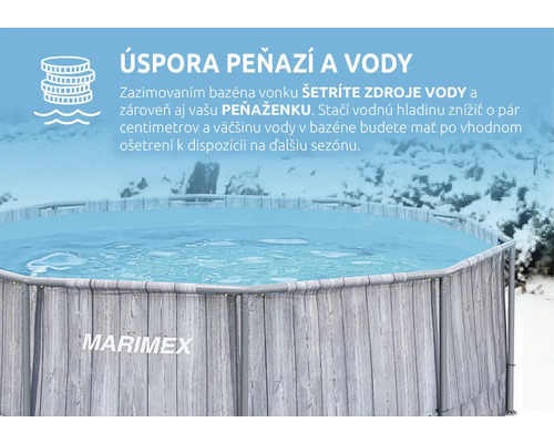 Marimex Logo na bazéne v dekore dreva na snehu. Informácie o úspore vody a peňazí vďaka zazimovaniu nadzemného bazéna.