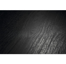 Detailný záber tmavého povrchu podlahy s drevenou štruktúrou, viditeľnou kresbou a hrčami.