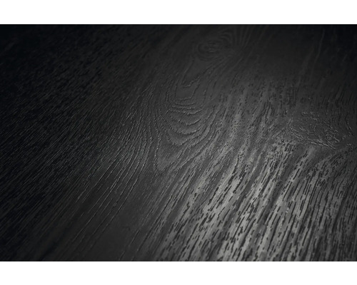 Detailný záber tmavého povrchu podlahy s drevenou štruktúrou, viditeľnou kresbou a hrčami.