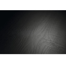 Detailný záber povrchu s tmavou štruktúrou dreva a citeľnou kresbou.