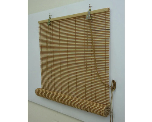 Bambusová roleta s horizontálnymi lamelami, sťahovacou šnúrkou a montážnymi háčikmi.