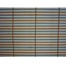 Bambusová roleta alebo zástena so striedavými bielymi a hnedými vodorovnými drevenými tyčkami spojenými zvislými niťami.