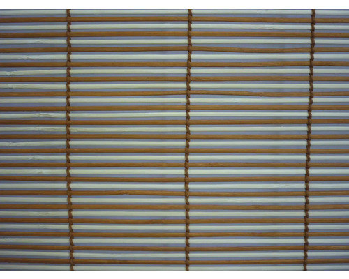 Bambusová roleta alebo zástena so striedavými bielymi a hnedými vodorovnými drevenými tyčkami spojenými zvislými niťami.