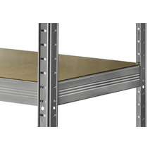 Detail regálu pre veľké zaťaženie s kovovým rámom a drevenou policou.