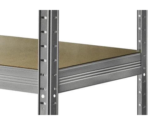 Detail regálu pre veľké zaťaženie s kovovým rámom a drevenou policou.