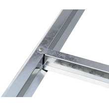 Detailný pohľad na spoj rámu z pozinkovanej ocele so skrutkovým spojom pre záhradné domčeky.