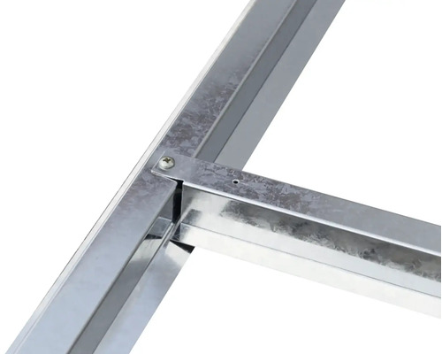 Detailný pohľad na spoj rámu z pozinkovanej ocele so skrutkovým spojom pre záhradné domčeky.