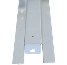 Kovový profil s prostredným kanálom v tvare U, plochými bočnými prírubami a predvŕtanými montážnymi otvormi.