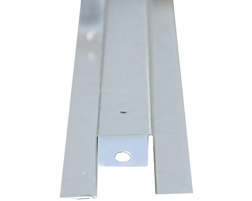 Kovový profil s prostredným kanálom v tvare U, plochými bočnými prírubami a predvŕtanými montážnymi otvormi.