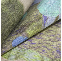 Detail tapety s abstraktným vzorom v zelenej, modrej a fialovej farbe so štruktúrovaným povrchom.
