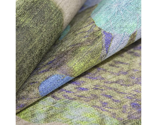 Detail tapety s abstraktným vzorom v zelenej, modrej a fialovej farbe so štruktúrovaným povrchom.