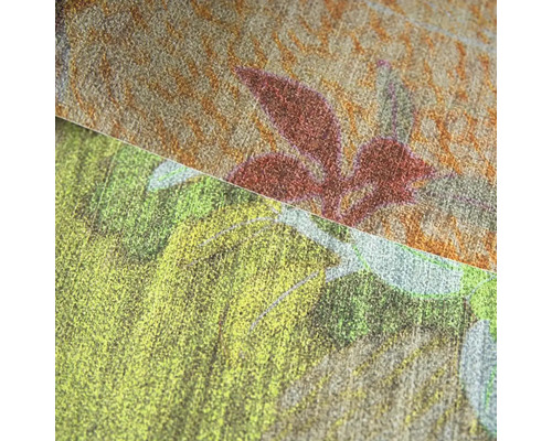 Detailný pohľad na vliesovú tapetu s motívom listov a štruktúrovaným povrchom