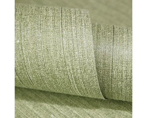 Tapeta s ľanovou štruktúrou v zelenej farbe, detailný záber povrchu materiálu na roli.