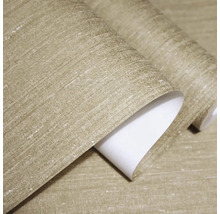 Vliesová tapeta s ľanovou štruktúrou v béžovej farbe, detailný záber na povrch materiálu.