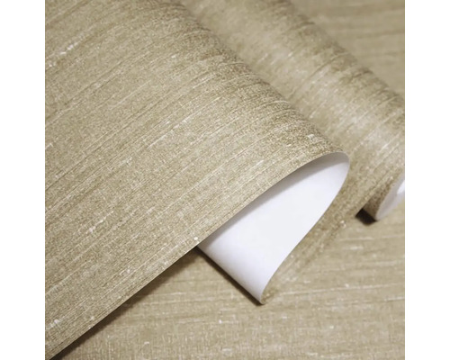 Vliesová tapeta s ľanovou štruktúrou v béžovej farbe, detailný záber na povrch materiálu.