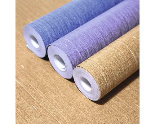 Tri rolky tapety s ľanovou štruktúrou v modrej, fialovej a béžovej farbe.
