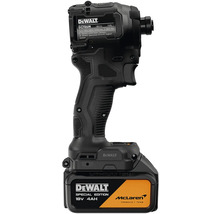 Akumulátorový rázový uťahovák DeWalt DCF86M 18 Volt Special Edition McLaren Formula 1 Team s 4 Ampérhodinovým lítiovo iónovým akumulátorom.