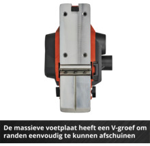 Pohľad zdola na elektrický hoblík s kovovou základnou s V-drážkou na zrážanie hrán.