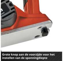 Detailný pohľad na červený elektrický hoblík so zameraním na základnú dosku a časť na nastavenie hĺbky polodrážky.