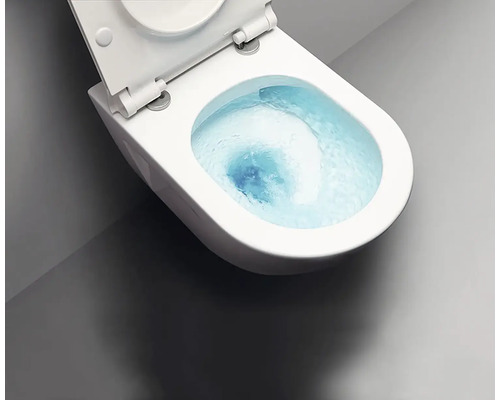 Závesná toaleta z bielej keramiky s vírivým splachovaním.