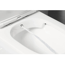 Sprchovacie toaletné sedadlo s vysunutou čistiacou tryskou a aktívnym prúdom vody.