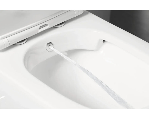 Sprchovacie toaletné sedadlo s vysunutou čistiacou tryskou a aktívnym prúdom vody.