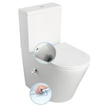 Stojace sprchovacie WC z bielej keramiky so splachovacou nádržkou, bočnou pákou a detailmi bidetovej funkcie a vybratia sedadla.