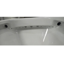 Detailný pohľad na bielu keramickú záchodovú misu so splachovacím okrajom a otvormi na distribúciu vody.