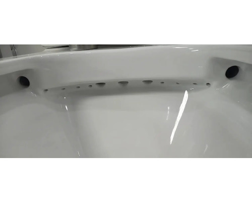 Detailný pohľad na bielu keramickú záchodovú misu so splachovacím okrajom a otvormi na distribúciu vody.