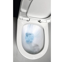 Splachovanie v bielej keramickej toalete bez splachovacieho okraja.