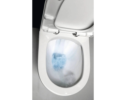 Splachovanie v bielej keramickej toalete bez splachovacieho okraja.