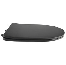 Čierne WC sedadlo v plochom prevedení s vekom.