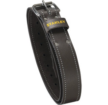 Tmavý kožený pracovný opasok Stanley s dvojitou kovovou sponou, bielym prešívaním a Stanley Logo.