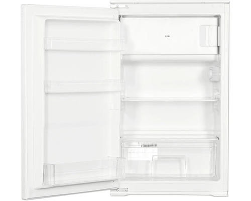 Biela vstavaná chladnička s otvorenými dverami, vnútorný priestor s policami, mraziacim priečinkom a zásuvkou na zeleninu.