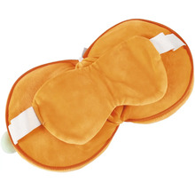 Cestovná súprava obsahujúca plyšový vankúš za krk so zipsom a masku na spanie s elastickým pásikom.