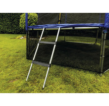 Strieborný kovový rebrík k trampolíne s dvoma čiernymi plastovými stupňami pripevnený k trampolíne na záhrade.