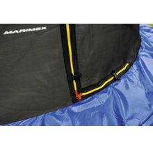 Ochranná sieť trampolíny so žltým zipsom a čiernou prackou nad modrým krytom pružín, Marimex Logo.