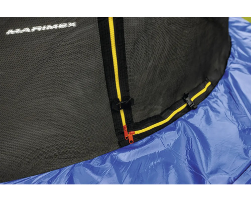 Ochranná sieť trampolíny so žltým zipsom a čiernou prackou nad modrým krytom pružín, Marimex Logo.
