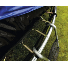 Detail pružín trampolíny pripevnených ku kovovému rámu s modrým krytom pružín a čiernou skákacou podložkou.