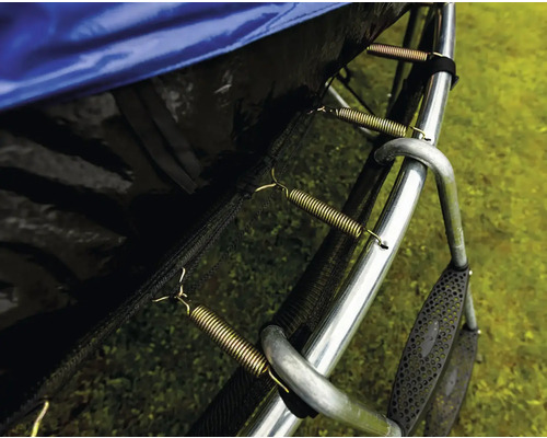 Detail pružín trampolíny pripevnených ku kovovému rámu s modrým krytom pružín a čiernou skákacou podložkou.