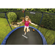 Záhradná trampolína Marimex s ochrannou sieťou a basketbalovým košom, dieťa skákajúce na skákacej ploche v záhrade.