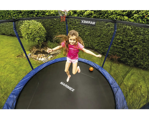 Záhradná trampolína Marimex s ochrannou sieťou a basketbalovým košom, dieťa skákajúce na skákacej ploche v záhrade.