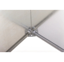 Detailný záber na kovový rohový spoj so skrutkami a maticami, detail stabilnej konštrukcie.